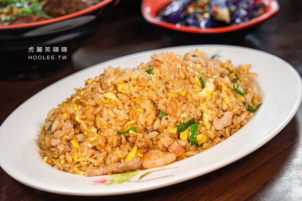 ▲▼阿湯哥牛肉麵(高雄)傳承50年眷村老味道!超濃紅燒牛肉麵加小魚乾辣椒,再點一盤炒飯剛剛好。（圖／部落客虎麗笑嗨嗨授權提供）