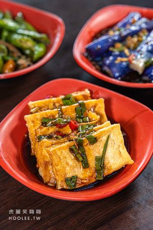 ▲▼阿湯哥牛肉麵(高雄)傳承50年眷村老味道!超濃紅燒牛肉麵加小魚乾辣椒,再點一盤炒飯剛剛好。（圖／部落客虎麗笑嗨嗨授權提供）
