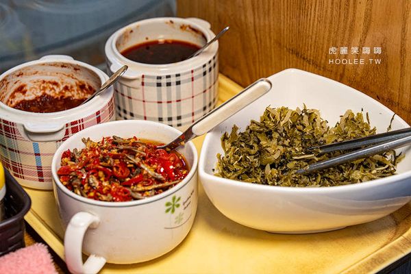 ▲▼阿湯哥牛肉麵(高雄)傳承50年眷村老味道!超濃紅燒牛肉麵加小魚乾辣椒,再點一盤炒飯剛剛好。（圖／部落客虎麗笑嗨嗨授權提供）
