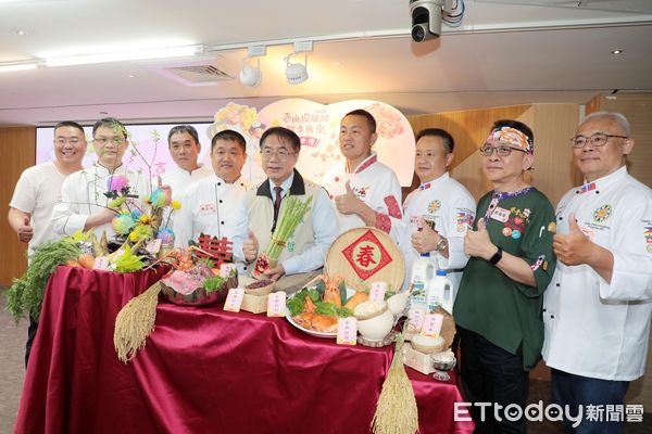 ▲台南市政府結合在地四季食材與總舖師的精湛廚藝，首創無菜單的「2025台南總舖師四季辦桌」，市長黃偉哲11日出席活動宣傳記者會，替大家搶先試吃料理，也邀請民眾一起來台南探索辦桌料理。（圖／記者林東良翻攝，下同）