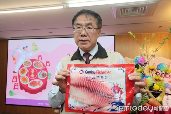 ▲台南市政府結合在地四季食材與總舖師的精湛廚藝，首創無菜單的「2025台南總舖師四季辦桌」，市長黃偉哲11日出席活動宣傳記者會，替大家搶先試吃料理，也邀請民眾一起來台南探索辦桌料理。（圖／記者林東良翻攝，下同）