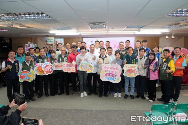 ▲台南市政府結合在地四季食材與總舖師的精湛廚藝，首創無菜單的「2025台南總舖師四季辦桌」，市長黃偉哲11日出席活動宣傳記者會，替大家搶先試吃料理，也邀請民眾一起來台南探索辦桌料理。（圖／記者林東良翻攝，下同）