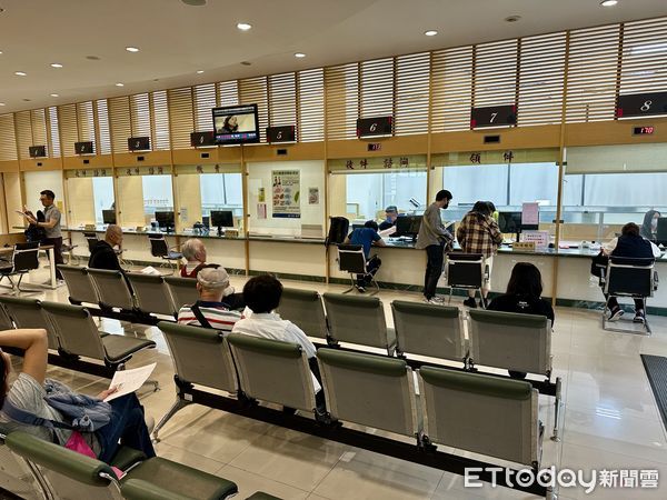 ▲▼上萬陸配要交「除籍證明」　海基會增派櫃檯人力、加開專線。（圖／記者蔡紹堅攝）