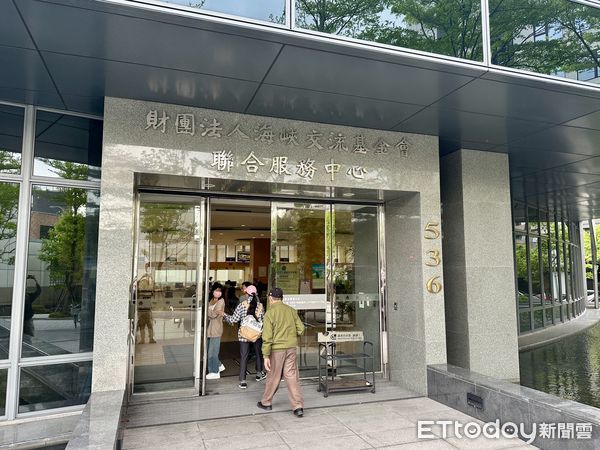 ▲▼上萬陸配要交「除籍證明」　海基會增派櫃檯人力、加開專線。（圖／記者蔡紹堅攝）