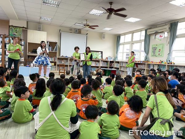 ▲孩子親手做環保小物助公益園遊會。（圖／記者楊漢聲翻攝）