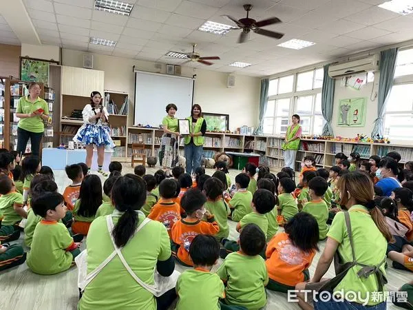 ▲孩子親手做環保小物助公益園遊會。（圖／記者楊漢聲翻攝）