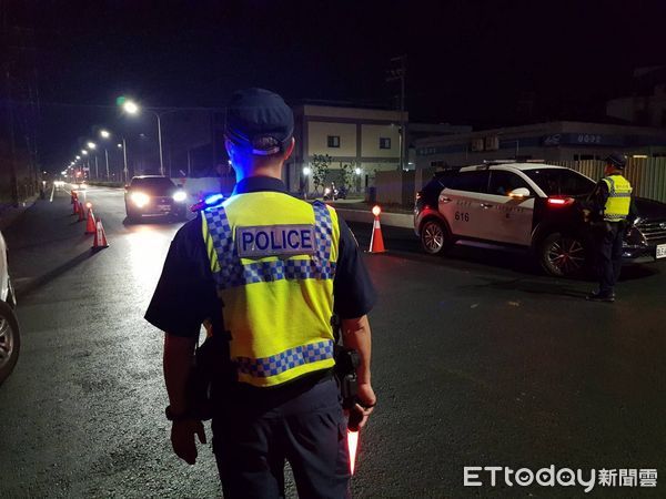 ▲台南市警學甲分局於10日晚上結合環保局、麻豆監理站等聯手出擊，擇定學甲區中正路段執行「監、警、環聯合稽查」專案勤務。（圖／記者林東良翻攝，下同）
