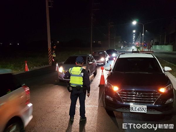▲台南市警學甲分局於10日晚上結合環保局、麻豆監理站等聯手出擊，擇定學甲區中正路段執行「監、警、環聯合稽查」專案勤務。（圖／記者林東良翻攝，下同）