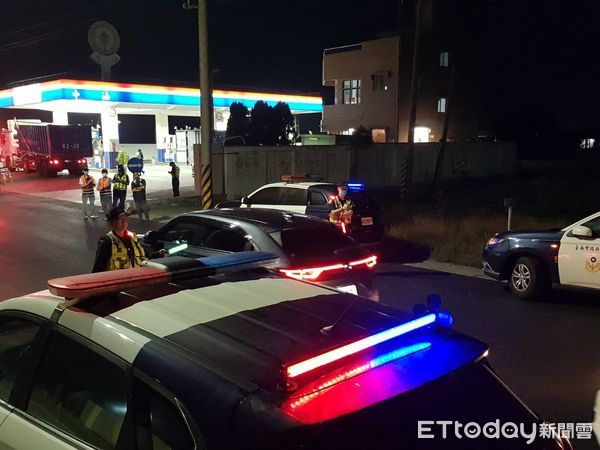 ▲台南市警學甲分局於10日晚上結合環保局、麻豆監理站等聯手出擊，擇定學甲區中正路段執行「監、警、環聯合稽查」專案勤務。（圖／記者林東良翻攝，下同）