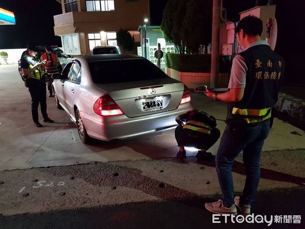 ▲台南市警學甲分局於10日晚上結合環保局、麻豆監理站等聯手出擊，擇定學甲區中正路段執行「監、警、環聯合稽查」專案勤務。（圖／記者林東良翻攝，下同）