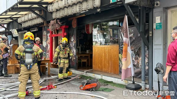 ▲台南市中西區海安路二段1家串燒店，11日下午4時40分許傳出火警，該店烤台排煙機起火竄出濃煙，消防人員迅速滅火。（圖／記者林東良翻攝，下同）