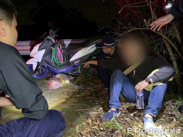 ▲慣竊機車停路旁被眼尖警員發現，動員警力埋伏，起獲未流通的舊鎳幣、電線和水龍頭等贓物。（圖／記者楊永盛翻攝）