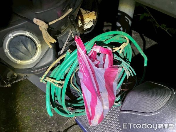 ▲慣竊機車停路旁被眼尖警員發現，動員警力埋伏，起獲未流通的舊鎳幣、電線和水龍頭等贓物。（圖／記者楊永盛翻攝）