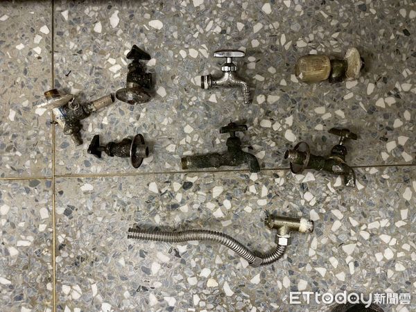 ▲慣竊機車停路旁被眼尖警員發現，動員警力埋伏，起獲未流通的舊鎳幣、電線和水龍頭等贓物。（圖／記者楊永盛翻攝）