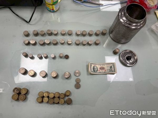 ▲慣竊機車停路旁被眼尖警員發現，動員警力埋伏，起獲未流通的舊鎳幣、電線和水龍頭等贓物。（圖／記者楊永盛翻攝）