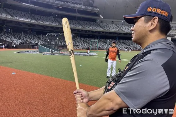 ▲統一獅隊試打魚雷球棒。（圖／記者陳立勳攝）
