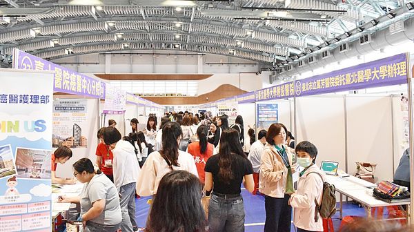 ▲長庚科大今天舉辦徵才博覽會，有超過170名企業設攤求才，吸引逾2000位畢業生參加。（圖／長庚科大提供）