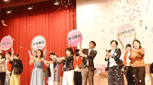 ▲長庚科大范君瑜校長率領校內主管們，一同為徵才博覽會進行開場。（圖／長庚科大提供）