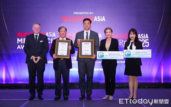 ▲中醫大附醫憑藉其智慧醫療與生醫創新發展實力，在2025年亞洲醫療大獎《Healthcare Asia Awards》中獲頒「Hospital of the Year年度最佳醫院」。（圖／記者游瓊華翻攝）