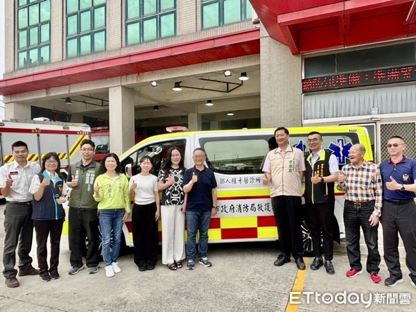 ▲台南市新市區郭人權牙醫診所，11日捐贈一輛全新救護車予台南市消防局新市分隊，以實際行動支持第一線救護工作。（圖／記者林東良翻攝，下同）