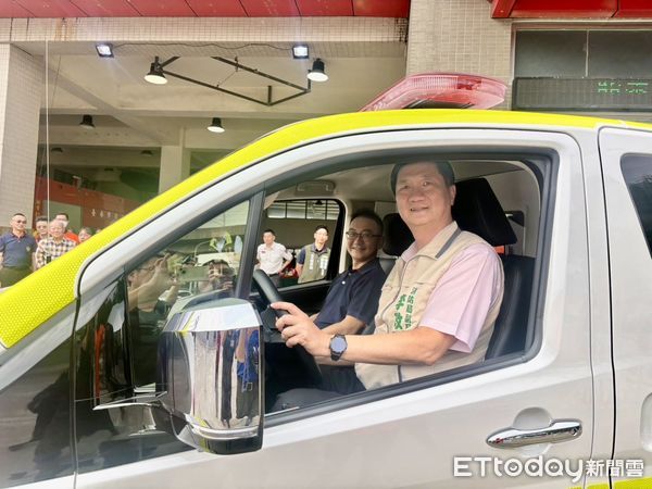 ▲台南市新市區郭人權牙醫診所，11日捐贈一輛全新救護車予台南市消防局新市分隊，以實際行動支持第一線救護工作。（圖／記者林東良翻攝，下同）