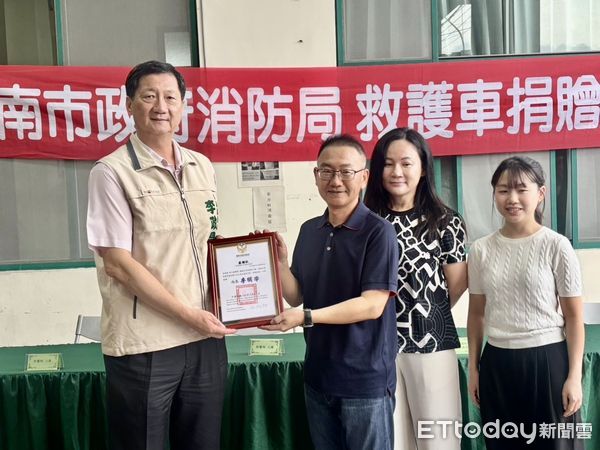 ▲台南市新市區郭人權牙醫診所，11日捐贈一輛全新救護車予台南市消防局新市分隊，以實際行動支持第一線救護工作。（圖／記者林東良翻攝，下同）