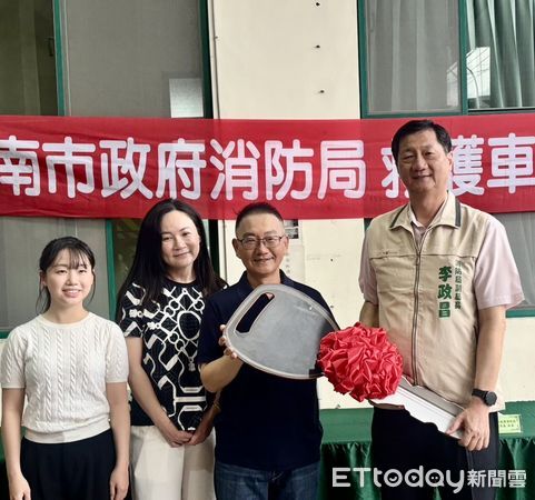 ▲台南市新市區郭人權牙醫診所，11日捐贈一輛全新救護車予台南市消防局新市分隊，以實際行動支持第一線救護工作。（圖／記者林東良翻攝，下同）