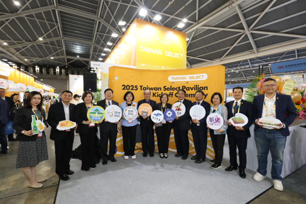▲台灣館開幕典禮6個縣市及7家食品相關公協會，為展出揭開序幕。(圖／貿協提供)