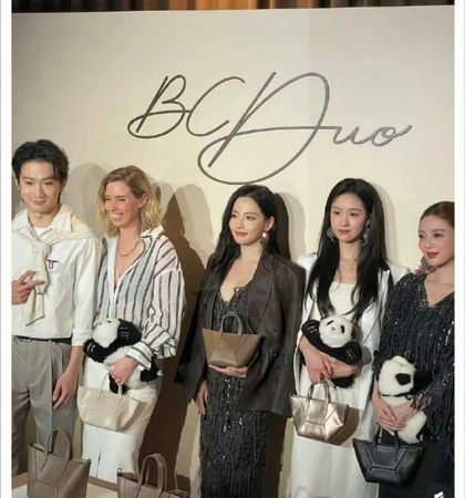 ▲▼「延禧最美妃子」張嘉倪消失1年半　深V站C位復出。（圖／翻攝自微博）