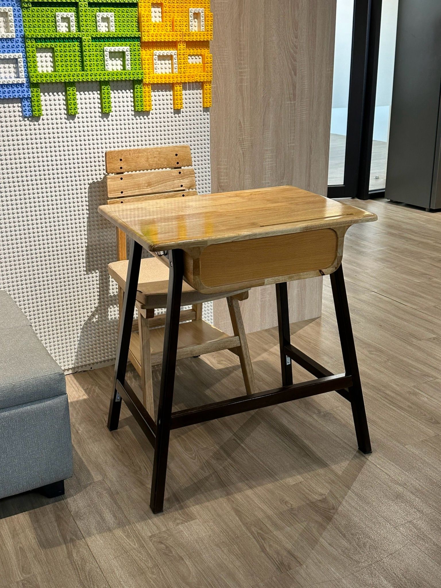 ▲基隆教育升級！2.3萬組課桌椅換新。（圖／記者郭世賢翻攝）