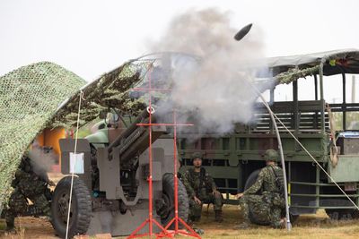 多陣地變換火力壓制　砲兵部隊計算手精準射擊中樞