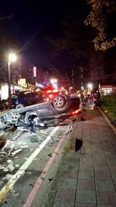 快訊／基隆凌晨重大車禍！3車追撞翻覆　2傷1命危
