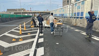 獨/國道今晨火燒車! 自撞橋墩「駕駛疑成焦屍」慘死