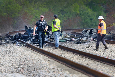 美小飛機墜毀「撞地爆出火球」3死　地面汽車被推上鐵軌