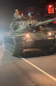 戰車深夜現身街頭疑「刁車」?十軍團澄清:在演習啦
