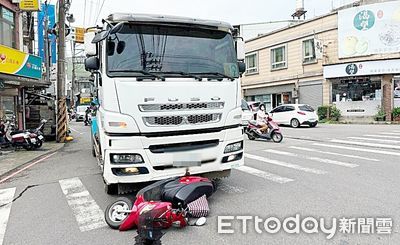 綠燈起步水泥車「後面硬督」機車婦滾車底腿骨折 恐怖畫面曝