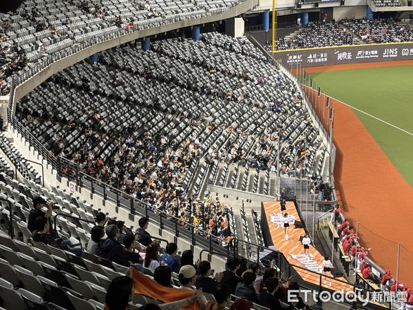 ▲統一與味全之戰寫下大巨蛋最少觀眾人數。（圖／記者陳立勳攝）