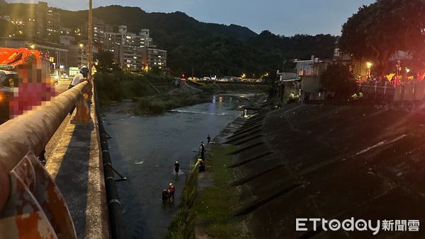 ▲新北女瑞芳橋墜河險遭沖走。（圖／記者郭世賢翻攝）