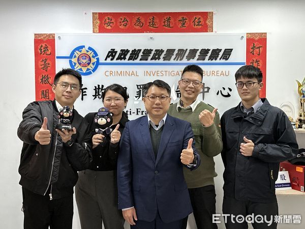 ▲打詐儀錶板有小編負責將每日個案去識別化後，再整理po上網。（圖／記者林挺弘攝）