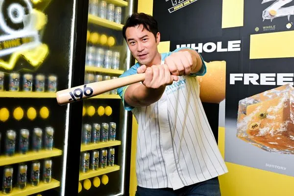 ▲張孝全挑戰棒球九宮格。（圖／三得利提供）