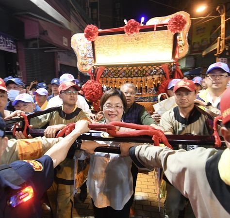 ▲大甲鎮瀾宮媽祖鑾轎平安進入永樂街天后宮。（圖／縣府提供）