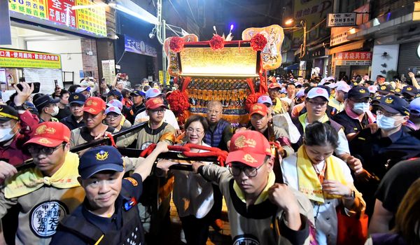 ▲大甲鎮瀾宮媽祖鑾轎平安進入永樂街天后宮。（圖／縣府提供）