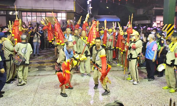 ▲大甲鎮瀾宮媽祖鑾轎平安進入永樂街天后宮。（圖／縣府提供）