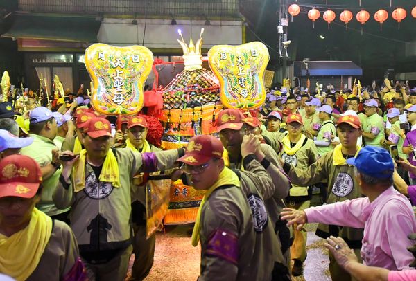 ▲大甲鎮瀾宮媽祖鑾轎平安進入永樂街天后宮。（圖／縣府提供）