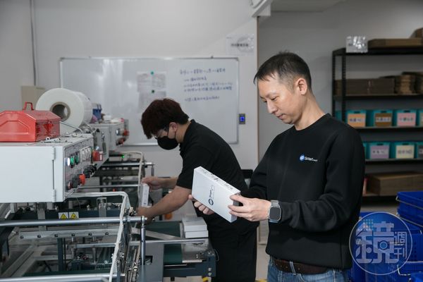 莊涵凱說，做二手手機生意最困難就是要解決消費者對二手兩字的疑慮。創宇有完整的手機整理流水線，每個環節都有專門team負責。