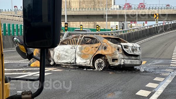 ▲國道南下前鎮區通往旗津與貨櫃中心分隔島，一輛車子起火燃燒            。（圖／記者吳奕靖翻攝）