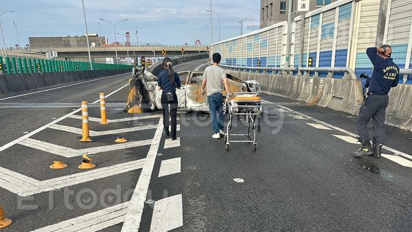 ▲國道南下前鎮區通往旗津與貨櫃中心分隔島，一輛車子起火燃燒            。（圖／記者吳奕靖翻攝）