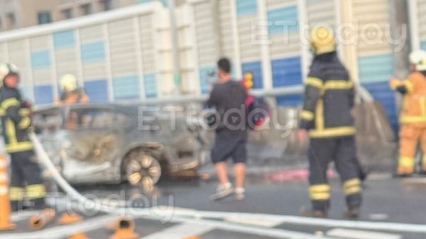 ▲國道南下前鎮區通往旗津與貨櫃中心分隔島，一輛車子起火燃燒            。（圖／記者吳奕靖翻攝）