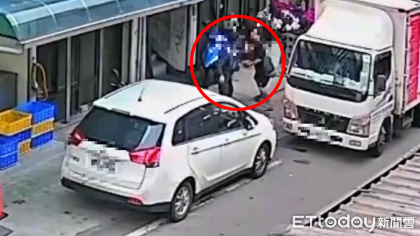 ▲金山街頭濺血！拒借車竟遭石塊砸頭。（圖／記者郭世賢翻攝）