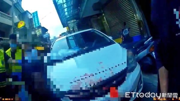 ▲金山街頭濺血！拒借車竟遭石塊砸頭。（圖／記者郭世賢翻攝）